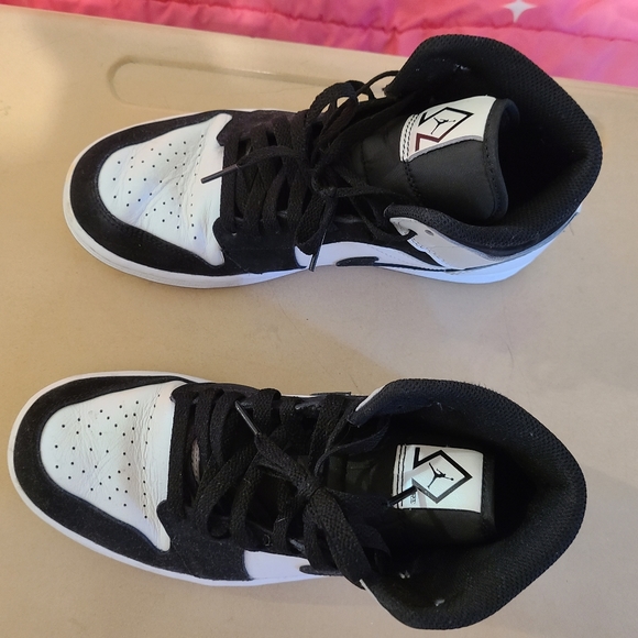 Air Jordans 1 Mid - Picture 4 of 12